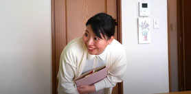 看護師役の女性俳優｜映像資料