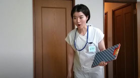 看護師役の女性俳優｜映像資料