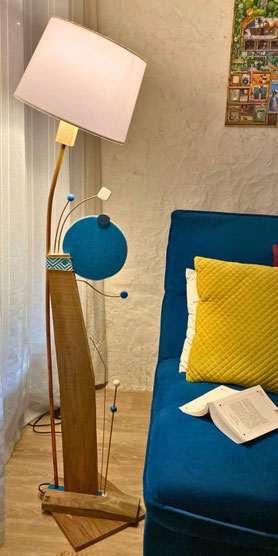 lampe verticale tissu effet velours bleu et tissu graphique. Artisanat d'art en Haute Savoie, ce lampadaire création authentique par Isabelle Lachat Créations. Avec bois, noyer, laiton et velours. Luminaire exceptionnel 