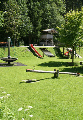 Bäume an Spielplätzen