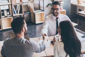 Zwei Männer, eine Frau beim Beratungsgespräch in einem Büro 