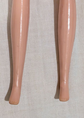Bigger and much wider feet of the 69 Petra, no bump