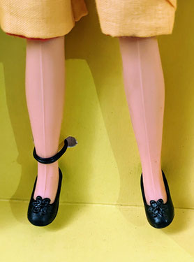 Yellow-red outfit variation of Bermuda Fleur NRFB with black pumps.