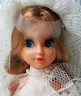 Close Up of Wedding Fleur with the Ballerina facemold. Photo from Worthpoint.