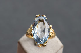 Vintage Ring mit blauem Stein, hellblau, facettiert, antik, Solitär, Gelbgold, silber, Vintage Schmuck, fairer Schmuck, nachhaltiger Schmuck, Unikatschmuck, Schmuck aus Deutschland, mishmish Schmuck, Geschenk Frau, aus alt mach neu Schmuck, shop local