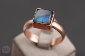 Ring mit Labradorit Cabochon quadratisch, Silber mit 18k Roségold plattiert, Ringgröße 56, mishmish Unikatschmuck, Vintage, Rotgold, Vintage Schmuck, nachhaltiger Schmuck, sustainable jewelry, Schmuck aus Deutschland, mishmish Unikatschmuck, refurbished