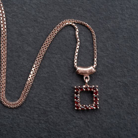 Venezianerkette Granat, Granatschmuck, Collier mit Granat, Kette Granatanhänger, Granatanhänger Gold, Granat Anhänger Silber, böhmisch Granat facettiert, Jahrestag, Hochzeitstag, nachhaltiger Schmuck, Schmuck fair, Roségold, Unikatschmuck, Schmuck lokal M