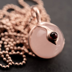 Kette Anhänger Rosenquarz, Kette 60er Jahre, Anhänger Schlange, Roségold, Schlange Granat, nachhaltiger Schmuck, Schmuck lokal München, mishmish Unikatschmuck, lange Kette Roségold, Kette mit Rosenquarzkugel, Kette Rosenquarz mit Schlange