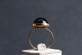 60er Jahre Ring, Onyx, schwarzer Cabochon, Gelbgold, Silberschmiedearbeit, Frau Geschenk, silber, Vintage Schmuck