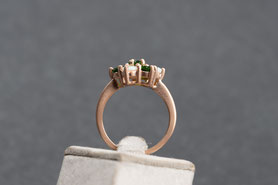 Ring aus den 60er Jahren Opal und Chromdiopsid, grüner Stein, Ring Roségold, mishmish Unikatschmuck, Vintage Ring, Rotgold, Vintage Schmuck, nachhaltiger Schmuck, sustainable jewelry, Schmuck aus Deutschland, Schmuck München