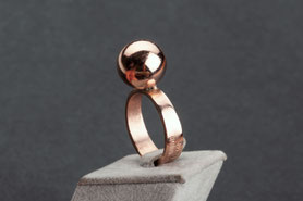Schmuck München,  Ring mit Kugel, Ring massiv Kugel, Ring Goldkugel, Kugelring, Ring Roségold, mishmish Unikatschmuck, Vintage Ring, Rotgold, Vintage Schmuck, nachhaltiger Schmuck, sustainable jewelry, Schmuck aus Deutschland