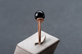 zarter Ring mit Onyxkugel aus 333 Weissgold, Meisterpunze, mit 18k Roségold plattiert, Ringgröße 56, mishmish Unikatschmuck, Vintage, Rotgold, nachhaltiger Schmuck, sustainable jewelry, Schmuck aus Deutschland, mishmish Unikatschmuck, refurbished