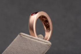   Vintage Ring mit Granat, Bandring massiv, 925 Silber  mit 18k Roségold plattiert (20 Milliém)  Ringgröße 61, Refurbished, mishmish Schmuck München, Granatschmuck