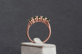 Ring mit grünen Steinen, Ring mit Turmalin grün, Ring topas grün, Ring facettiert, Ring Smaragd Rotgold, antiker Ring Stein grün,  mishmish Unikatschmuck, Ring Rotgold, Vintage Ring, Roségold, Schmuck lokal München, Vintage Schmuck, nachhaltiger Schmuck, 