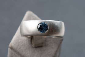 Bandring mit blauem Topas, 925 Silber neu plattiert mit 999 Feinsilber, Gr. 55, Vintage Schmuck, fairer Schmuck, nachhaltig, Unikatschmuck, Schmuck aus Deutschland, mishmish Schmuck, Geschenk Frau