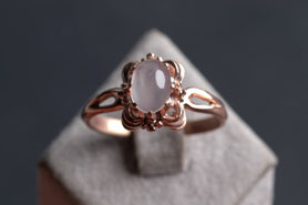  filigraner Vintage Ring mit milchig weißem Mondstein Cabochon, 975 Silber, mit 18k Roségold plattiert (20 Milliém), Ringgröße 53,5, mishmish Unikatschmuck, Ring Rotgold, Schmuck lokal München