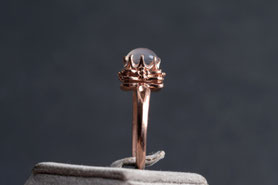  filigraner Vintage Ring mit milchig weißem Mondstein Cabochon, 975 Silber, mit 18k Roségold plattiert (20 Milliém), Ringgröße 53,5, mishmish Unikatschmuck, Ring Rotgold, Schmuck lokal München