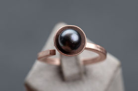 Ring mit Tahiti Zuchtperle dunkelgrau  offene, flache Ringschiene  Silberschmiedearbeit  925 Silber, satiniert und  mit 18k Roségold plattiert (20 Milliém)  Ringgröße 57, upcycling Schmuck, Vintage Ring, mishmish