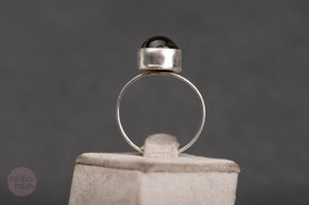 Silberschmiedering mit dunklem Rauchquarz Cabochon, Ring für sehr zarte Hände, 835 Silber neu mit 999 Feinsilber plattiert (20 Milliém), Ringgröße 49, Unikat, Vintage Ring 
