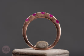 Stapelring, Steckring, kleine Rubine, 925 Silber, mit 18k Roségold plattiert (20 Milliém), Ringgröße 53,5, Vintage Ring, mishmish Unikatschmuck, Ring Rotgold, Schmuck lokal München, Vintage Schmuck, nachhaltig, upcycling, refurbished