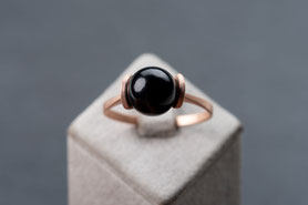 zarter Ring mit Onyxkugel aus 333 Weissgold, Meisterpunze, mit 18k Roségold plattiert, Ringgröße 56, mishmish Unikatschmuck, Vintage, Rotgold, nachhaltiger Schmuck, sustainable jewelry, Schmuck aus Deutschland, mishmish Unikatschmuck, refurbished