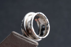 breiter 80er Jahre Ring, beweglicher Kreis, gehämmert, 925 Silber, neu mit 999 Feinsilber plattiert, Silberschmiedearbeit, Ringgröße 62, Vintage ring, Einzelstück, mishmish 