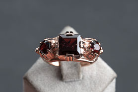 Ring Granat, antik, 800 Silber, neu mit 18k Roségold plattiert, nachhaltig, sustainable jewelry, Schmuck aus Deutschland, mishmish Unikatschmuck, facettiert