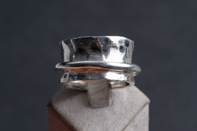 breiter 80er Jahre Ring, beweglicher Kreis, gehämmert, 925 Silber, neu mit 999 Feinsilber plattiert, Silberschmiedearbeit, Ringgröße 62, Vintage ring, Einzelstück, mishmish 