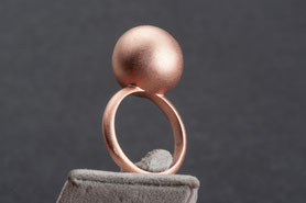Ring Roségold, mishmish Unikatschmuck, Vintage Ring, Rotgold, Vintage Schmuck, nachhaltiger Schmuck, sustainable jewelry, Schmuck aus Deutschland, Schmuck München,  Ring mit Kugel, Ring massiv Kugel, Ring Goldkugel, Kugelring