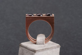 Ring Granat, Granat Cabochon, Granatring schlicht, Ring Granat klassisch, Ring Granat modern mishmish Unikatschmuck, Vintage Ring, Rotgold, Vintage Schmuck, nachhaltiger Schmuck, sustainable jewelry, Schmuck aus Deutschland, Ring Silber