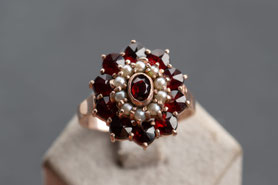 Art Deco Ring Rotgold, Granat mit Perlen Entourage, 20er Jahre Ring Gold, Ring böhmischer Granat, Granatring, mishmish Unikatschmuck, Vintage Ring, Rotgold, Vintage Schmuck, Schmuck lokal München, Ring Granat, antiker Ring, Granatschmuck