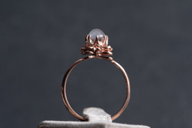  filigraner Vintage Ring mit milchig weißem Mondstein Cabochon, 975 Silber, mit 18k Roségold plattiert (20 Milliém), Ringgröße 53,5, mishmish Unikatschmuck, Ring Rotgold, Schmuck lokal München