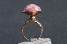 Ring Rodochrosit, Rodochrositring, Ring mit Rosa Stein, Rodochrosit Schmuck, großer Ring Rodochrosit Roségold, Cocktailring Gold, Ring 60er Jahre, mishmish Unikatschmuck, Vintage Ring, Rotgold, Schmuck lokal München, Vintage Schmuck, nachhaltiger Schmuck,