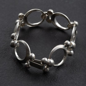 Armband Kreise Silber, Armband aus Kreisen, Armband große Kreise, Silberschmiedearbeit, individueller Schmuck, Unikate, Einzelstück, Schmuck aus München, fairer Schmuck, nachhaltiger Schmuck, mishmish Unikatschmuck