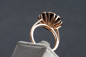 Ring Rauchquarz facettiert, solitärring, klassisch, Ring Rauchtopas modern, mishmish Unikatschmuck, Vintage Ring, Rotgold, Vintage Schmuck, nachhaltiger Schmuck, sustainable jewelry, Schmuck aus Deutschland