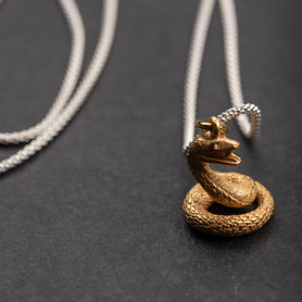 lange Himbeerkette 925 Silber mit Vintage  Anhänger Schlange, massiv, plastisch Silber mit  18k Gelbgold plattiert, Länge 70cm, nachhaltiger Schmuck, Vintage Schmuck, upcycling Schmuck, München, Unikate, fairer Schmuck, individueller Schmuck, mishmish