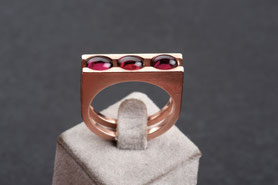 Ring Granat, Granat Cabochon, Granatring schlicht, Ring Granat klassisch, Ring Granat modern mishmish Unikatschmuck, Vintage Ring, Rotgold, Vintage Schmuck, nachhaltiger Schmuck, sustainable jewelry, Schmuck aus Deutschland, Ring Silber