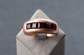 Bandring mit 5 quadratischen, facettierten Granatsteinen 925 Silber, mit 18k Roségold plattiert (20 Milliém), Ringgröße 56, Vintage, mishmish Unikatschmuck, Ring Rotgold, Schmuck lokal München, Vintage Schmuck, nachhaltiger Schmuck, Schmuck upcycling