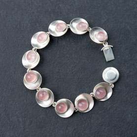 Nils Erik From Armband, Rosenquarz, Silber, Schmuck skandinavien, Vintage aufbereitet, breites Armband Silber, Silberschmuck, Vintage Schmuck, individueller Schmuck, Unikate, Einzelstück, mishmish Unikatschmuck, München, nachhaltiger Schmuck