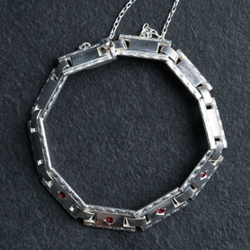 Art Déco Gliederarmband, 800 Silber, neu plattiert mit 999 Feinsilber, Granatbesatz, Silberschmiedearbeit, individueller Schmuck, Unikate, Einzelstück, Schmuck aus München, fairer Schmuck, nachhaltiger Schmuck, mishmish Unikatschmuck
