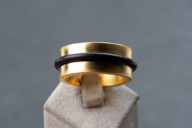 Ring breit und massiv, Gr. 61, mittiger Kautschuk, Gelbgold, Frau Geschenk, silber, Vintage Schmuck, fairer Schmuck, nachhaltiger Schmuck, Unikatschmuck, Schmuck aus Deutschland, mishmish Schmuck, Geschenk Frau, aus alt mach neu Schmuck, shop local