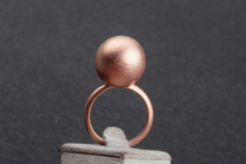 Ring Kugel matt, Vintage Ring Roségold, mishmish Unikatschmuck, Vintage Ring, Rotgold, Vintage Schmuck, nachhaltiger Schmuck, sustainable jewelry, Schmuck aus Deutschland, Schmuck München,  Ring mit Kugel, Ring massiv Kugel, Ring Goldkugel, Kugelring