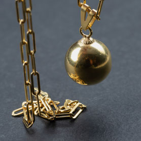  lange Breitankerkette mit Anhänger Kugel massiv, 1,8cm Durchmesser, 835 Silber, mit 18k Gold plattiert, nachhaltig, Vintage Schmuck, upcycling Schmuck, München, Unikate, fairer Schmuck, individueller Schmuck, mishmish, shop local, Geschenk Geburtstag