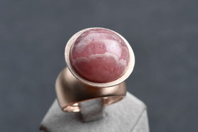 Ring Rodochrosit, Rodochrositring, Ring mit Rosa Stein, Rodochrosit Schmuck, großer Ring Rodochrosit Roségold, Cocktailring Gold, Ring 60er Jahre, mishmish Unikatschmuck, Vintage Ring, Rotgold, Schmuck lokal München, Vintage Schmuck, nachhaltiger Schmuck,