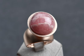 Ring Rodochrosit, Rodochrositring, Ring mit Rosa Stein, Rodochrosit Schmuck, großer Ring Rodochrosit Roségold, Cocktailring Gold, Ring 60er Jahre, mishmish Unikatschmuck, Vintage Ring, Rotgold, Schmuck lokal München, Vintage Schmuck, nachhaltiger Schmuck,