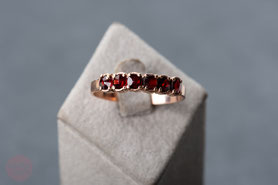 wunderschöner Ring mit facettierten böhmischen Granatsteinen, Meistermarke Hasenkopf,  900 Silber neu mit 18k Roségold plattiert (20 Milliém)  Ringgröße 55, Schmuck upcycling, refurbished 