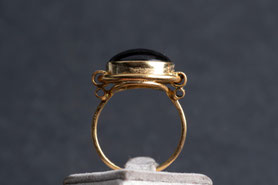 Art Déco Vintage Ring Onyx, schwarz, Solitaire Ring, Silber mit Gelbgold plattiert, Cabochon rund, mishmish