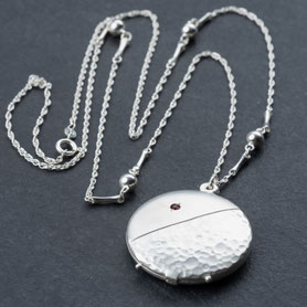 Vintage Medaillon mit Kette, 835 Silber, kleiner Granat, refurbished, mishmish Unikatschmuck