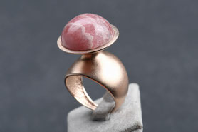 Ring Rodochrosit, Rodochrositring, Ring mit Rosa Stein, Rodochrosit Schmuck, großer Ring Rodochrosit Roségold, Cocktailring Gold, Ring 60er Jahre, mishmish Unikatschmuck, Vintage Ring, Rotgold, Schmuck lokal München, Vintage Schmuck, nachhaltiger Schmuck,