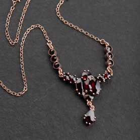 Collier mit böhmisch Granat, Granatcollier, antike Kette Granat, Granatschmuck, Granatanhänger Gold, Granat Anhänger, zartes Collier,  nachhaltiger Schmuck, Vintage Schmuck, Schmuck lokal München, fairer Schmuck, mishmish